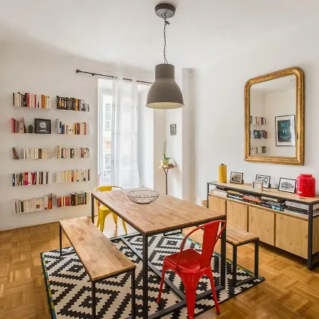Chic Spacious Flat: Port Garibaldi Parking Apartment