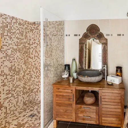 Chic Spacious Flat: Port Garibaldi Parking Appartamento *